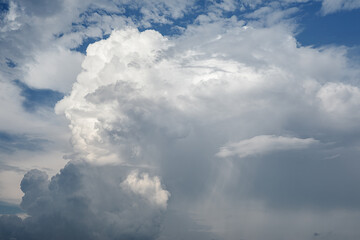 発達する積乱雲