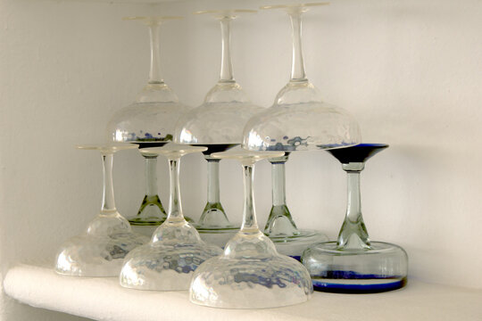 Grupo de copas de cristal en una repisa