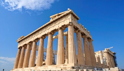 Obraz premium Ancient Greek temple facade under a vibrant blue sky