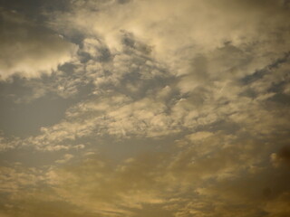 Obraz premium Tranquil Amber Glow: Sunset Clouds Illuminating the Evening Horizon in Tam Coc, Ninh Binh, Vietnam