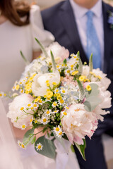 bride holding bouquet