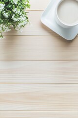 観葉植物とコーヒーカップが置かれたナチュラルな木製テーブル