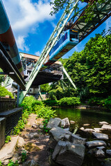 Eine Schwebebahn über der Wupper in der Nähe der Haltestelle Loher Brücke, Wuppertal, Deutschland
