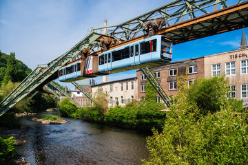 Die Wuppertaler Schwebebahn fährt durch ein historisches Stadtviertel und Industriegebiet in der...