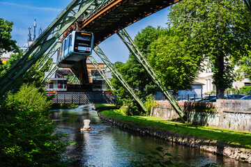 Eine Schwebebahn Ber Der Wupper