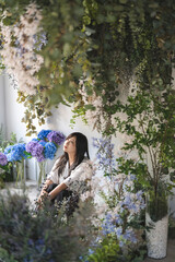 植物の中にいる女性