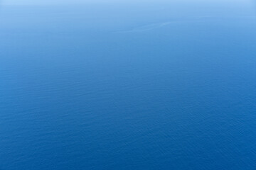 飛行機から見た沖縄の青い海