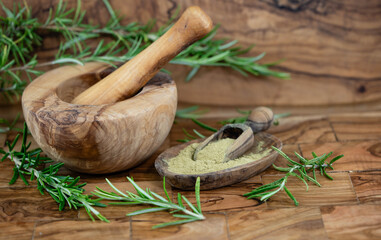 Rosemarin Salvia rosmarinus auf Olivenholz