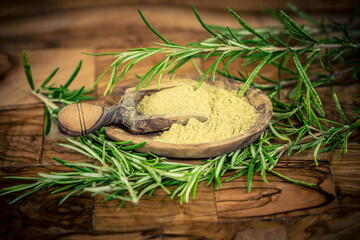 Rosemarin Salvia rosmarinus auf Olivenholz