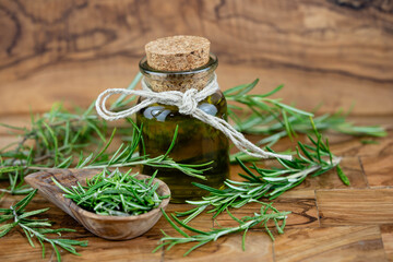 Rosemarin Salvia rosmarinus auf Olivenholz