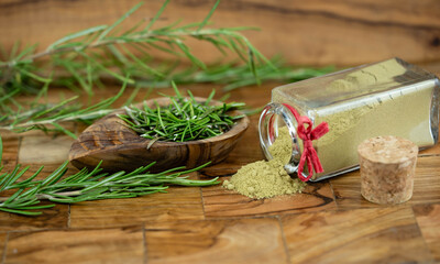 Rosemarin Salvia rosmarinus auf Olivenholz