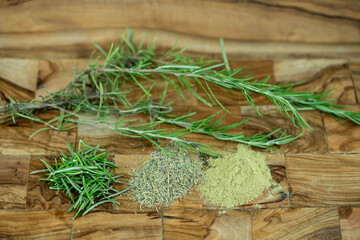 Rosemarin Salvia rosmarinus auf Olivenholz