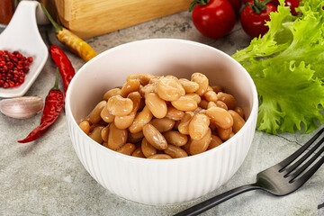 White canned beans in the bowl