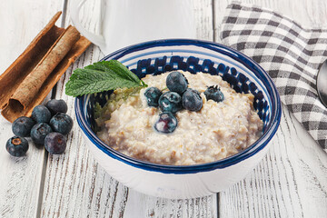 Oats porridge with blueberry