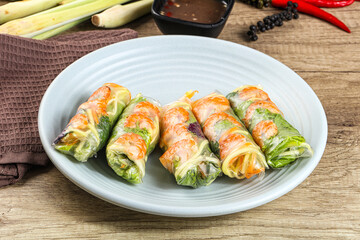 Vietnamese spring roll with prawn and mango