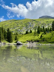 Idylle in den Bergen am Bergsee in den Schweizer Alpen