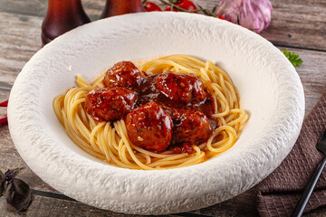 Meatballs with tomato sauce and spaghetti