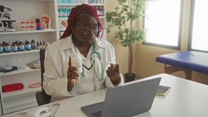 Obraz premium Doctor conducting a video call in a hospital room, holding medication and engaging with a patient, showcasing a professional medical work environment.