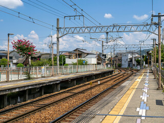 百日紅の花が咲く駅の風景