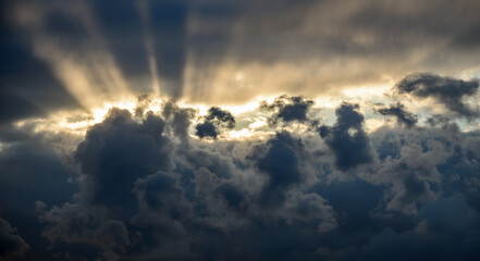 Obraz premium Sky after storm with sun light rays beyond the clouds