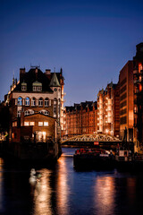 Obraz premium Historic Canal Buildings Illuminated at Dusk