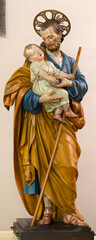 Obraz premium PIACENZA, ITALY - MAY 20, 2025: The carved polychrome statue of St. Joseph in church Basilica di San Francesco by unknown artist from 19. cent. 