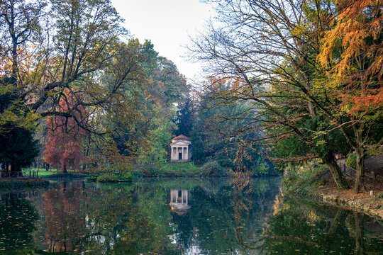 Lago nel parco della villa reale di Monza in autunno