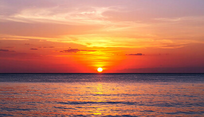 Naklejka premium Golden Horizon at Tranquil Sunset