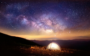 Tienda de campaña en la montaña por la noche con el cielo estrellado 