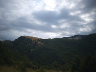 Montagne viste dal sentiero sul Monte Catria nelle Marche