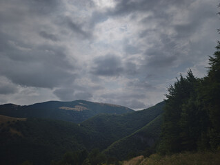 Montagne viste dal sentiero sul Monte Catria nelle Marche