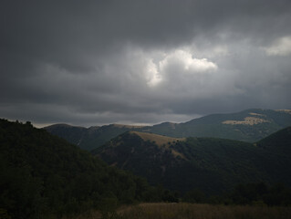 Montagne viste dal sentiero sul Monte Catria nelle Marche