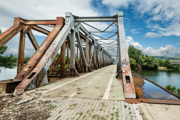 Die im Umbau befindliche alte Eisenbahnbrücke zur Fiesta Bridge über den Fluß Waag (Váh) Kulturhauptstadt 2026, Trenčín, Slowakei