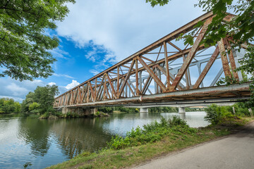 Die im Umbau befindliche alte Eisenbahnbrücke zur Fiesta Bridge über den Fluß Waag (Váh)...