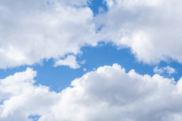 Fototapeta premium Beautiful Cumulus Clouds Floating in a Clear Blue Sky During Midday in a Serene Outdoor Setting