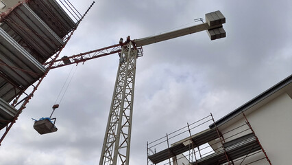 Lavori in corso nel cantiere edile in città in estate - costruire un nuovo condominio