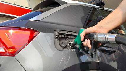 Fare rifornimento di carburante alla stazione di servizio per la propria automobile