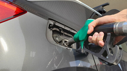 Fare rifornimento di carburante alla stazione di servizio per la propria automobile