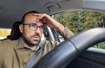 Uomo alla guida dell'automobile per le strade della campagna