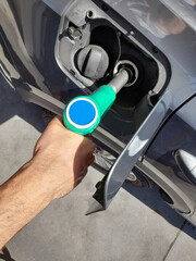 Fare rifornimento di carburante alla stazione di servizio per la propria automobile