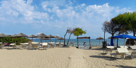 Stabilimento balneare con ombrelloni e sdraio in estate