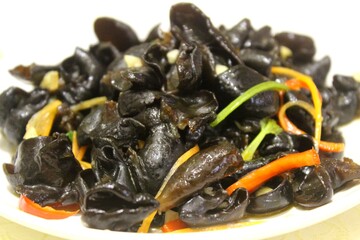  Chinese-style stir-fried black wood ear mushrooms with vegetables and garlic