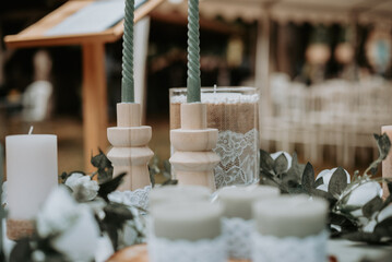 Des décorations bohèmes avec des bougies et des fleurs pour un mariage