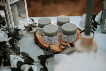 Des décorations bohèmes avec des bougies et des fleurs pour un mariage