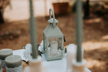 Des décorations bohèmes avec des bougies et des fleurs pour un mariage