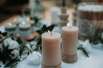 Des décorations bohèmes avec des bougies et des fleurs pour un mariage