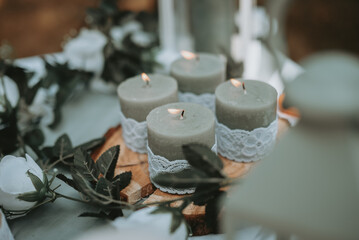 Des décorations bohèmes avec des bougies et des fleurs pour un mariage