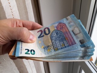 Banconote da 20 euro nelle mani di un uomo - ricchezza