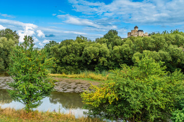 Blick vom Ufer der Waag (Váh) auf die Burg Trenčín, Kulturhauptstadt 2026, Trenčín, Slowakei