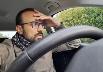 Uomo alla guida dell'automobile per le strade della città